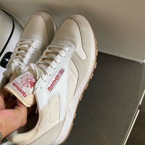 Reebok CL Sneakers